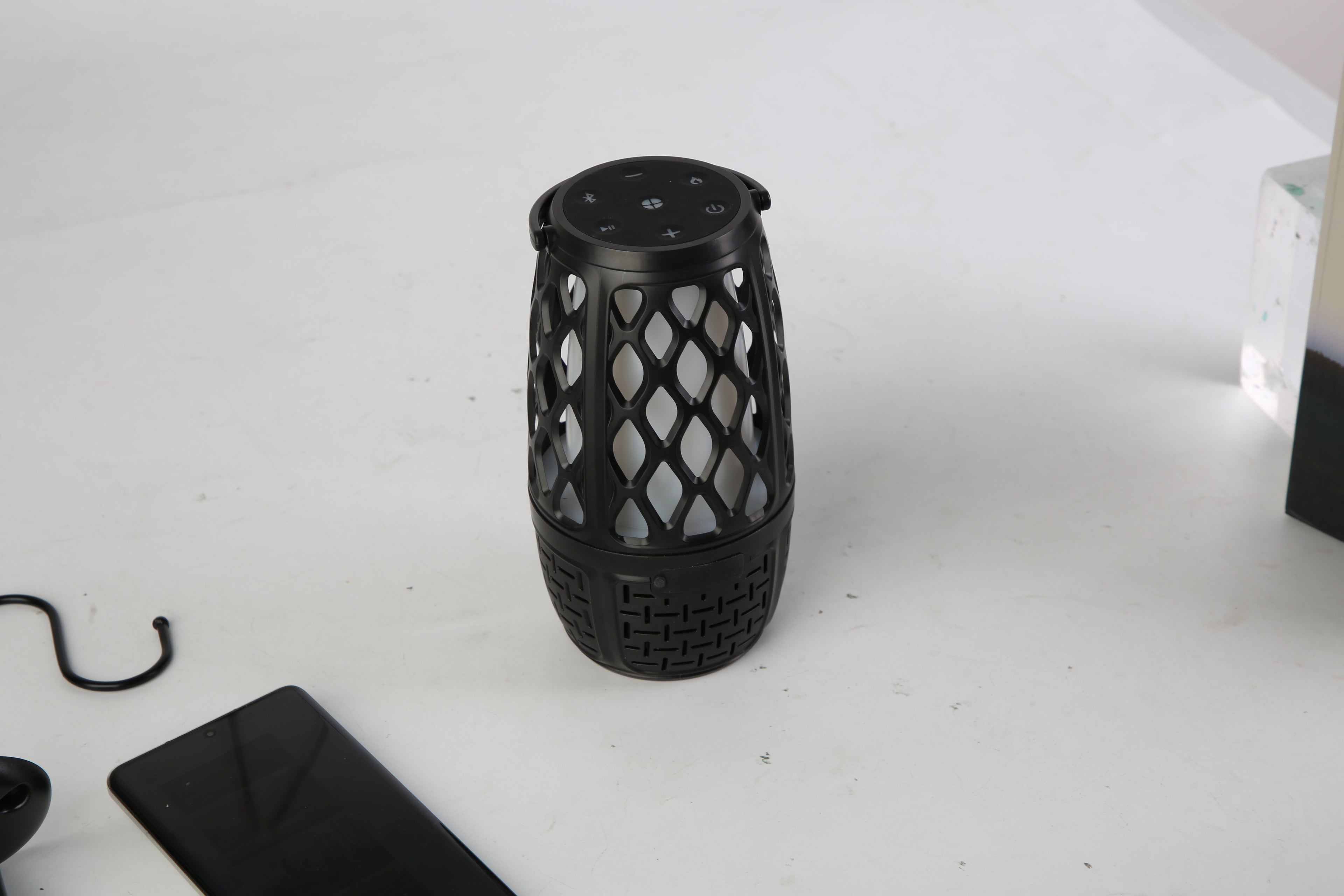 1Pc 4 In 1 Wireless 5.3 Outdoor Speaker IPX5 Waterproof Patio Speaker LED Flame Speaker With 3 Flame Light Modes Hook Stake Wall Mount Holder Sync Up To 1,00 Speakers