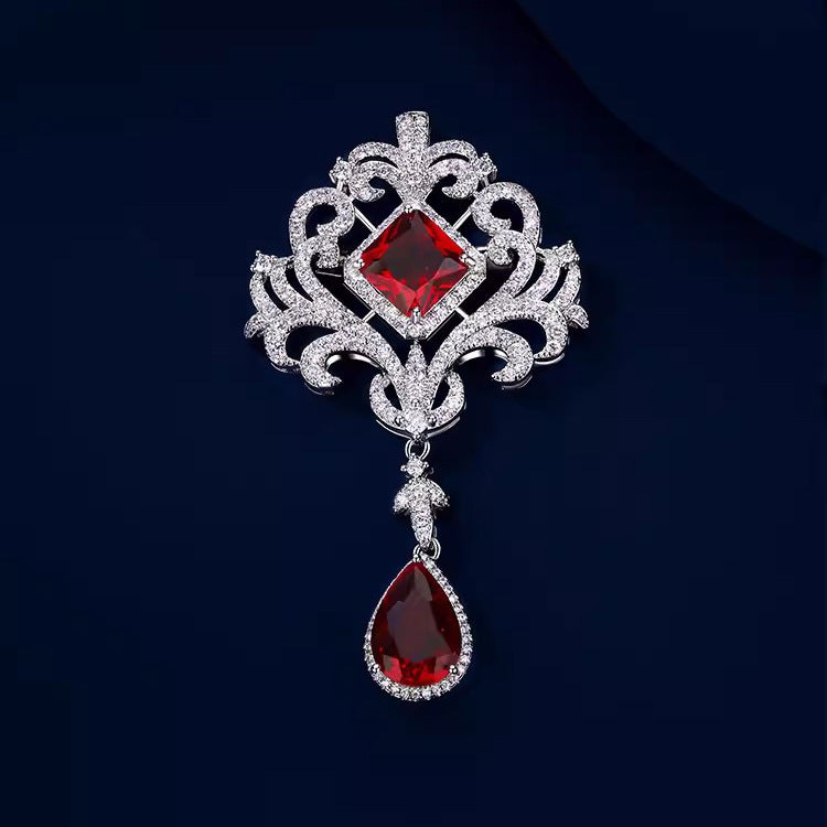 New Emerald Crystal Hollow-out Retro Court-style Brooch For Women