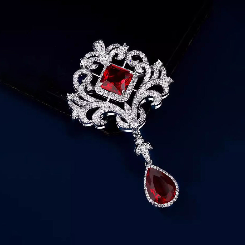 New Emerald Crystal Hollow-out Retro Court-style Brooch For Women